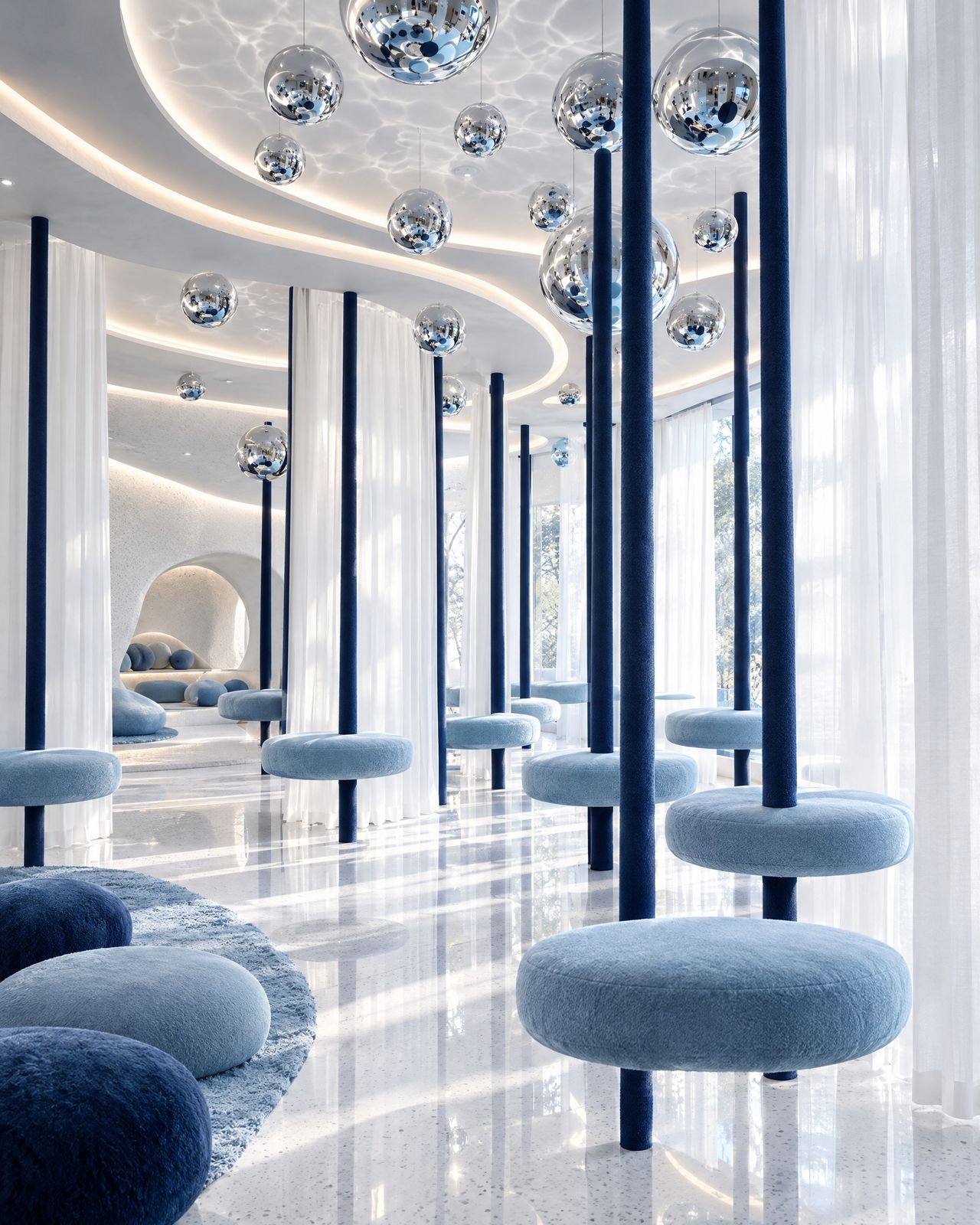 Onda Club, the padded columns